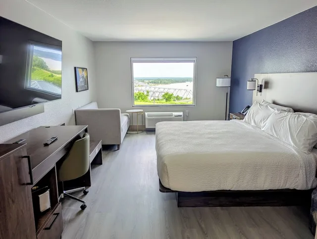 Standard, King Bed, Hotel Vue, Ascend Hotel Collection 1/7