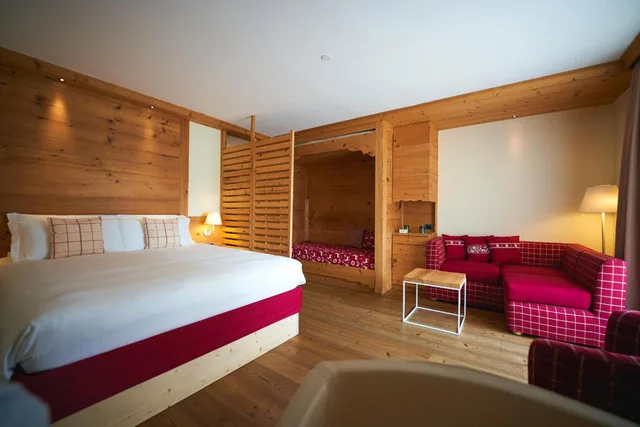 جناح جونيور، Hotel Maribel 1/10