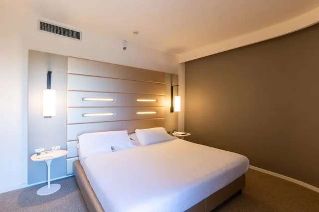 غرفة قياسية بسرير كينج وسريرين منفصلين للمدخنين، Best Western Plus Tower Hotel Bologna 6/10