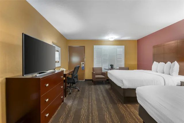 غرفة بسريرين كوين، Best Western Plus Stovall's Inn 3/9