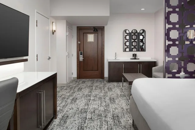 غرفة تنفيذية بسرير كينج بإطلالة على المدينة مع أريكة، Courtyard By Marriott San Diego Downtown 3/7