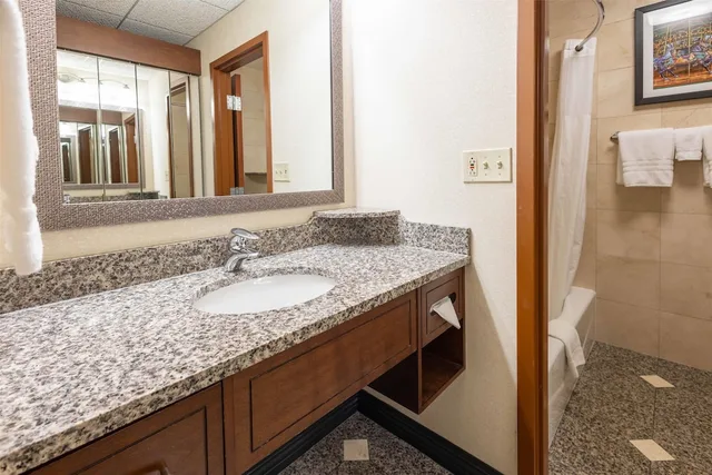 Room, King Bed, High Floor, Drury Plaza Hotel St Louis Chesterfield 9/9