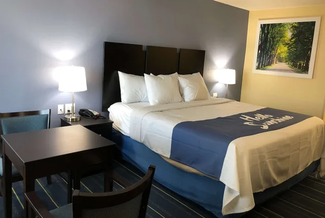 غرفة بسرير كينج، Days Inn by Wyndham Charles Town/Harpers Ferry 2/7