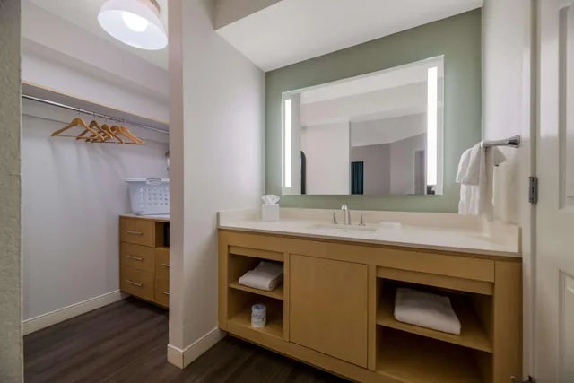 جناح بسرير كينج بغرفة نوم واحدة مع أريكة، Sonesta ES Suites Orlando International Drive 3/4