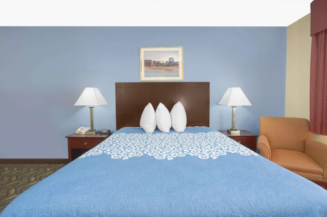 غرفة قياسية بسرير كينج، Days Inn by Wyndham North Platte 2/7