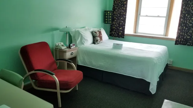 غرفة بسرير كوين، Holiday Music Motel 2/3