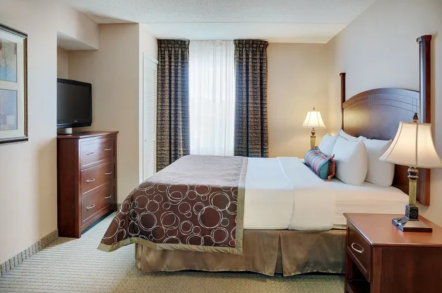 جناح بسرير كينج بغرفة نوم واحدة بمطبخ، Staybridge Suites Oakville Burlington 2/3