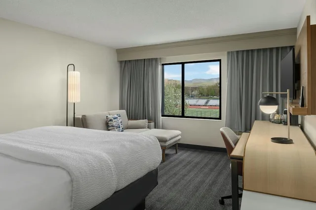 غرفة بسرير كينج مع أريكة لذوي الإعاقة، Courtyard By Marriott Downtown Boise 1/4