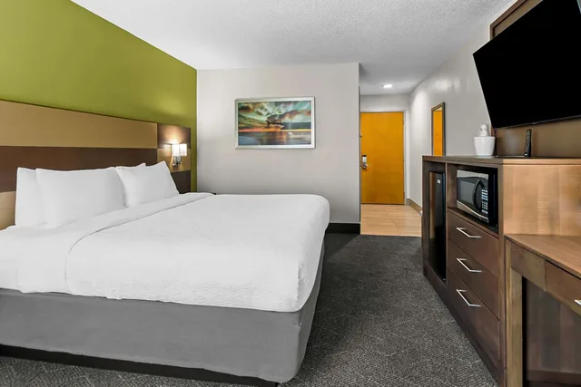 Room, King Bed, Pet Friendly, Best Western Niceville - Eglin AFB Hotel 1/4
