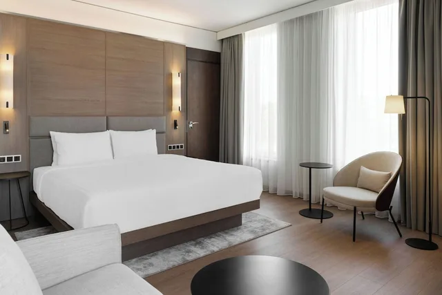 غرفة جونيور بسرير كينج مع أريكة، AC Hotel by Marriott Vilnius 1/4