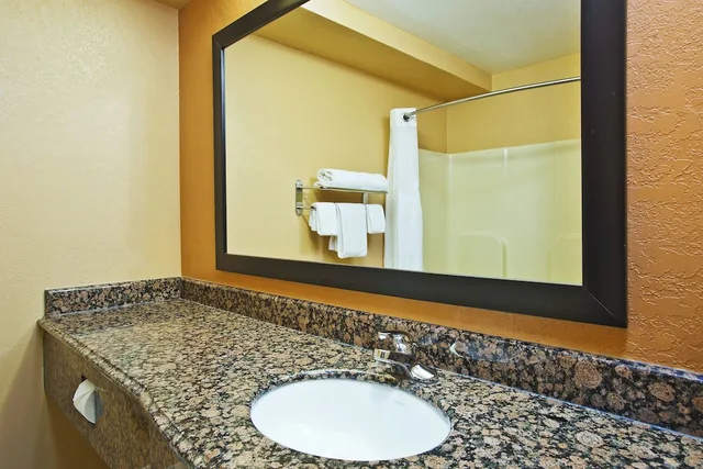 غرفة قياسية بسرير كينج لذوي الإعاقة، Holiday Inn Express Suites Wabash 2/3