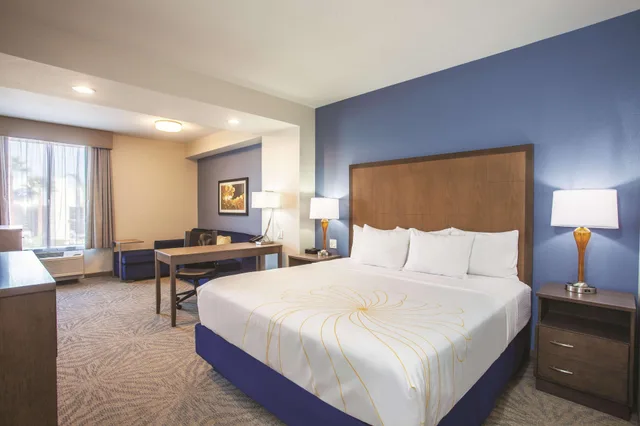 غرفة تنفيذية بسرير كينج مع أريكة لذوي الإعاقة، La Quinta Inn Suites By Wyndham Morgan Hill San Jose South 1/1