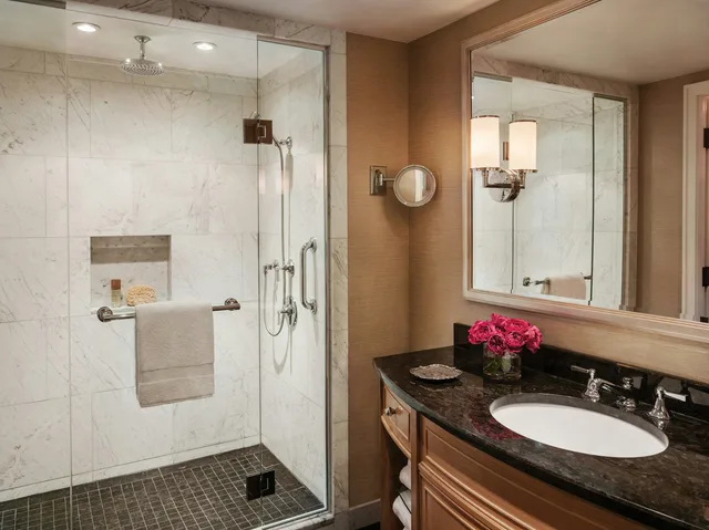 جناح بريميير تنفيذي بسرير كينج بإطلالة على الحديقة، Four Seasons Hotel Boston 2/2