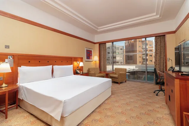 غرفة بريميوم بسرير كينج بإطلالة على المسبح، Holiday Inn Kuwait 2/10