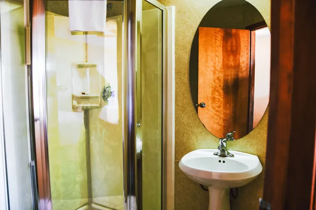 غرفة عائلية بسريرين كوين مع أريكة بمطبخ للمدخنين، Stony Plain Inn & Suites 5/5