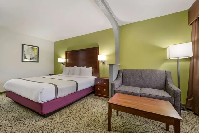 غرفة بسرير كينج مع أريكة، Surestay Hotel By Best Western Deer Park 3/7