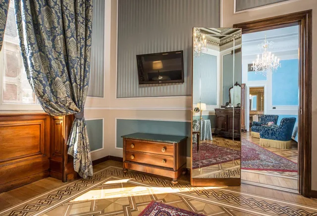 Adjoining, Luxury, Suite، Bristol Palace 2/2