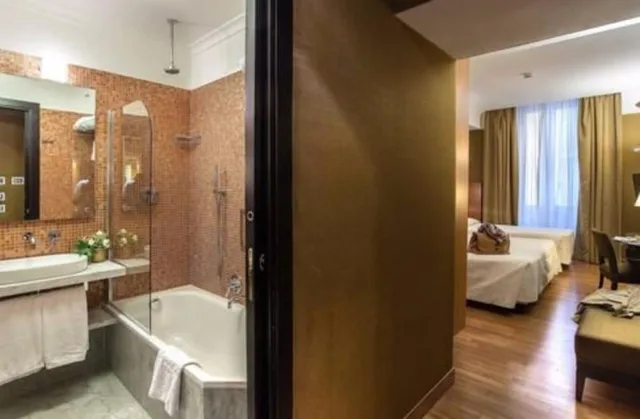غرفة ثلاثية بسرير كوين مع أريكة، Albergo Del Senato 5/5