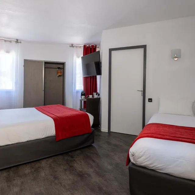 غرفة سوبيريور ثلاثية، Hotel Les Domes - Perpignan Sud by Hosteletour 1/10