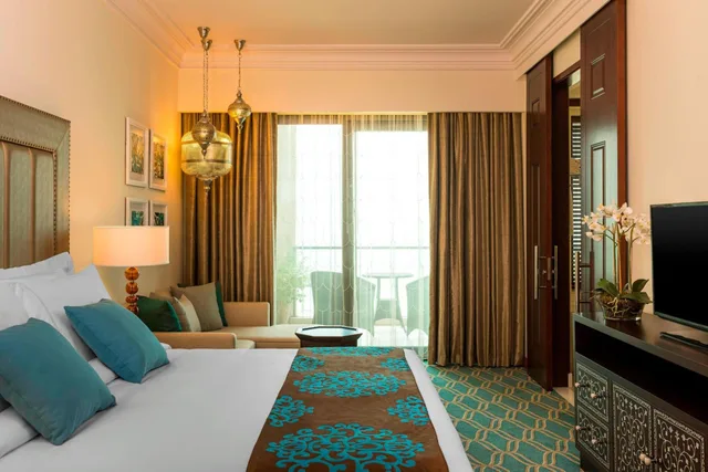 غرفة ديلوكس بسرير كينج بإطلالة على البحر بشرفة، Ajman Saray, a Luxury Collection Resort, Ajman 1/10
