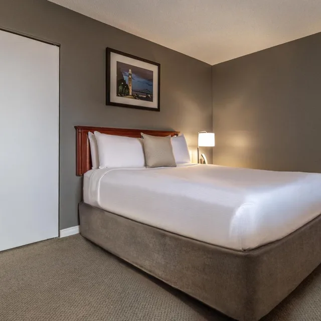 جناح بسريرين كوين بغرفتي نوم مع أريكة، Hotel Faubourg Montreal 1/10