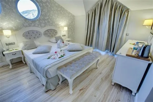 Deluxe, Triple, The Pinehill Hotel Suites 1/2