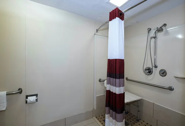غرفة ديلوكس بسريرين مزدوجين لذوي الإعاقة، Red Roof Inn Cincinnati East - Beechmont 4/4