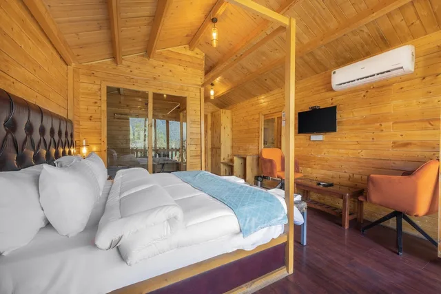 غرفة تقليدية بسرير كينج بإطلالة على الجبل بشرفة، Echor Himalayan Heights Luxe Manali 1/4
