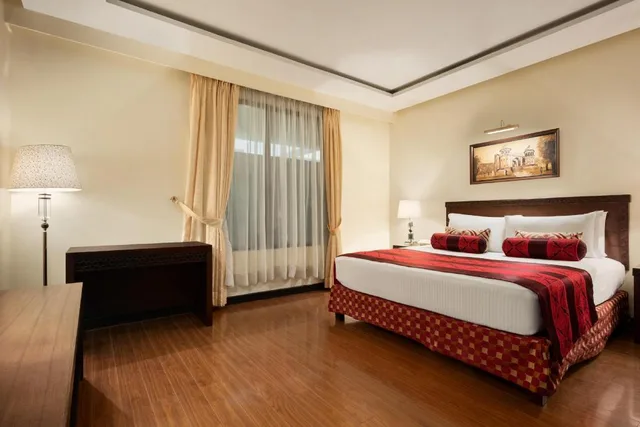 غرفة تنفيذية بسرير كينج، Ramada by Wyndham Islamabad 2/3