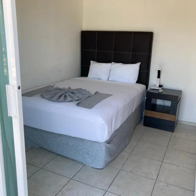 جناح تنفيذي، Container Inn 2/8