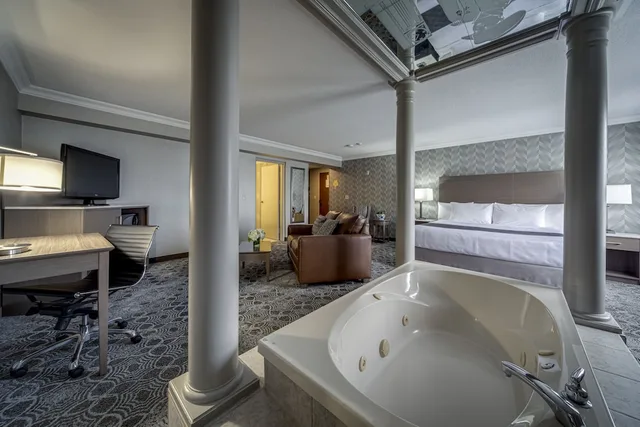 جناح فاخر بسرير كينج بحوض جاكوزي، Monte Carlo Inn Markham 3/4