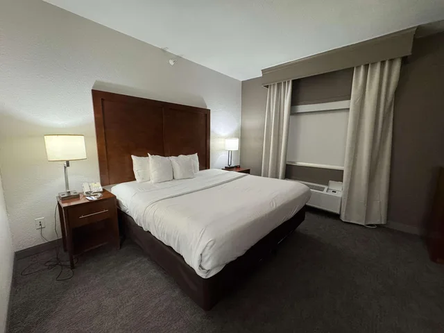 Suite, Queen Bed, Comfort Suites Omaha Northwest 2/4
