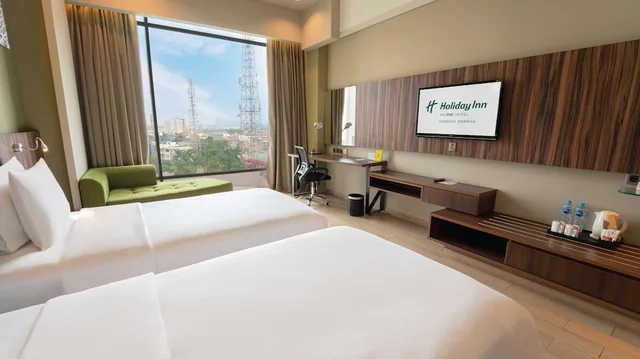 غرفة قياسية بسريرين منفصلين بإطلالة على المدينة للمدخنين، Holiday Inn Cikarang Jababeka 4/10