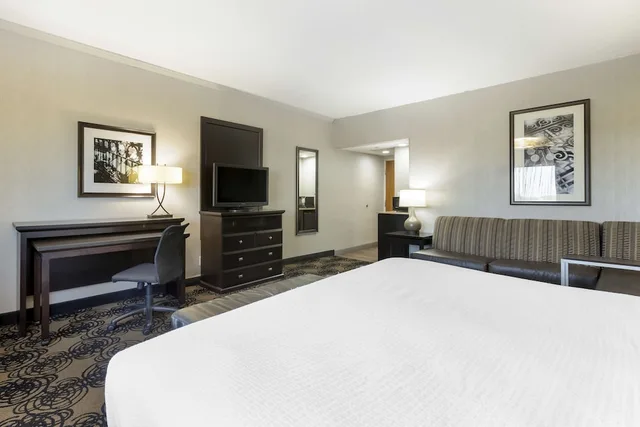 غرفة قياسية بسرير كينج مع أريكة، Best Western Plus Midwest Inn 2/6