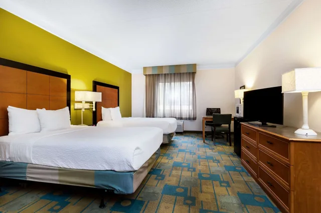 غرفة بسريرين مزدوجين، La Quinta Inn & Suites by Wyndham St. Pete-Clearwater Airpt 4/5