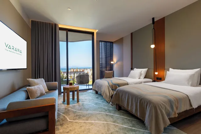 غرفة متصلة بسرير كينج وسريرين منفصلين بإطلالة على البحر، Varana Hotel 5/10