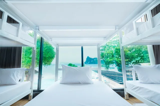 سكن مشترك مختلط بثمانية أسرّة بإطلالة على البحر، Ibiza House Phi Phi 1/3