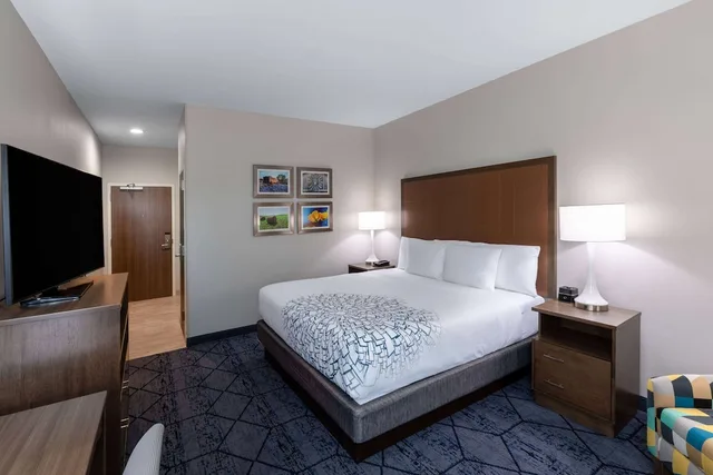 غرفة بسرير كينج، La Quinta Inn and Suites by Wyndham Round Rock East 3/7