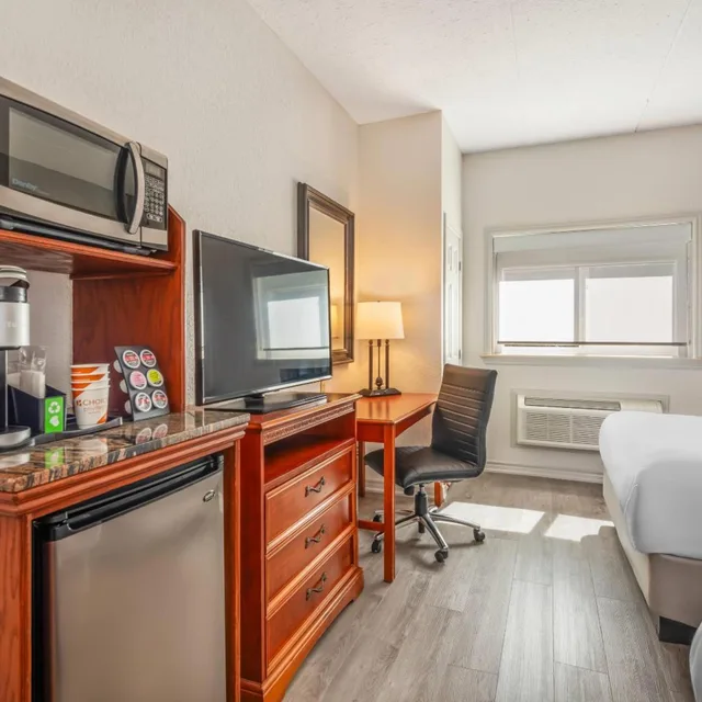 غرفة بزنس بسرير كينج وسريرين كوين، Comfort Inn & Suites Thousand Islands Harbour District 9/9