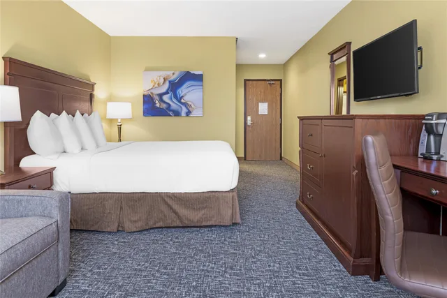 غرفة بسرير كوين مع أريكة، Best Western Plus Grand-Sault Hotel & Suites 2/7