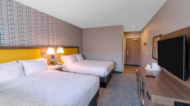 غرفة قياسية بسريرين كوين، Hampton Inn Riverside Downtown Ca 1/3
