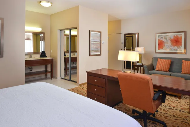 Suite, King Bed, Hampton Inn And Suites Ocala 1/2