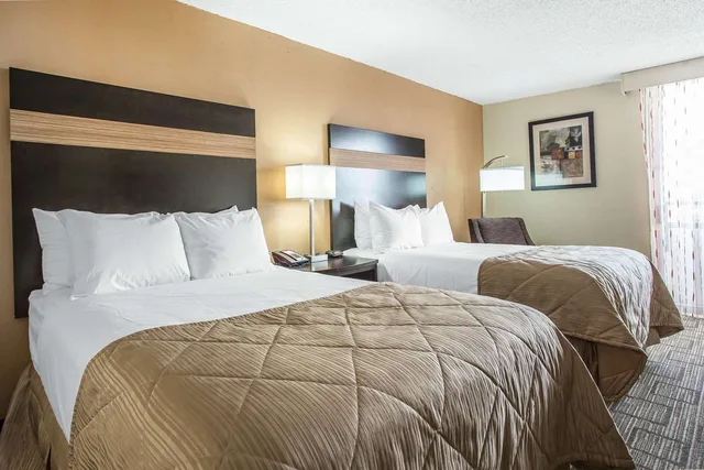 غرفة بسريرين مزدوجين، Clarion Hotel Fort Mill Near Amusement Park 1/3