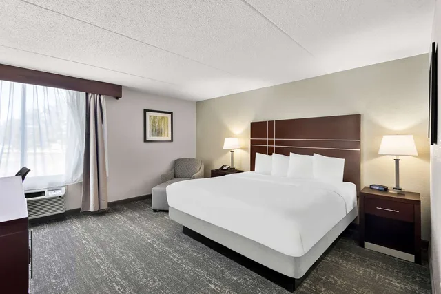 Room, King Bed, Bathtub, Accessible, Best Western Luxbury Inn Fort Wayne 1/3