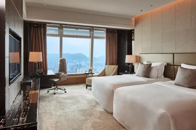 غرفة ديلوكس بسريرين منفصلين بإطلالة على البحر، The Ritz Carlton Hong Kong 1/8