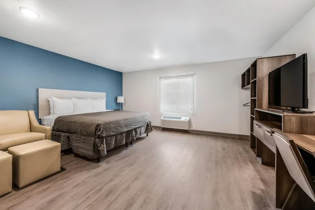 جناح أساسي بسرير كوين، WoodSpring Suites Charlotte - University Research Park 6/10