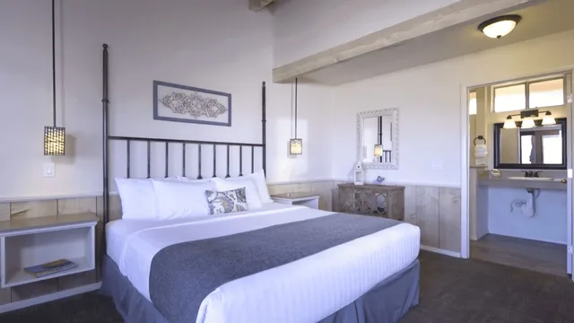 كوخ بسرير كينج، Sky Ranch Lodge 4/7