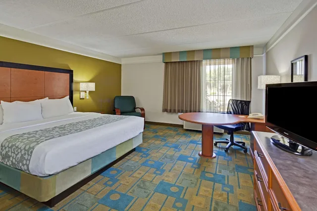 غرفة بسرير كينج لذوي الإعاقة، La Quinta Inn & Suites by Wyndham Ft. Lauderdale Airport 1/3