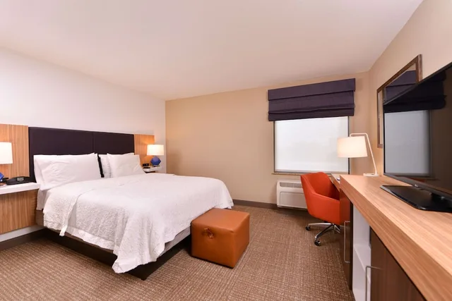 غرفة قياسية بسرير كينج، Hampton Inn York 2/6
