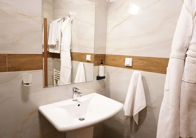 غرفة بسرير مزدوج مع أريكة، St George Ski Spa 10/10